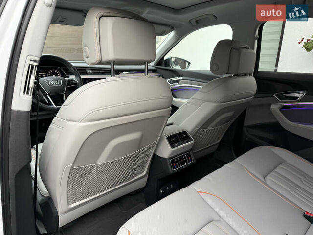 Белый Ауди E-Tron, объемом двигателя 0 л и пробегом 60 тыс. км за 34700 $, фото 40 на Automoto.ua