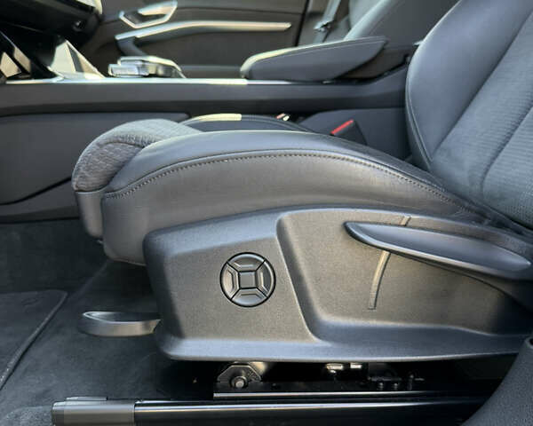 Белый Ауди E-Tron, объемом двигателя 0 л и пробегом 99 тыс. км за 34800 $, фото 15 на Automoto.ua