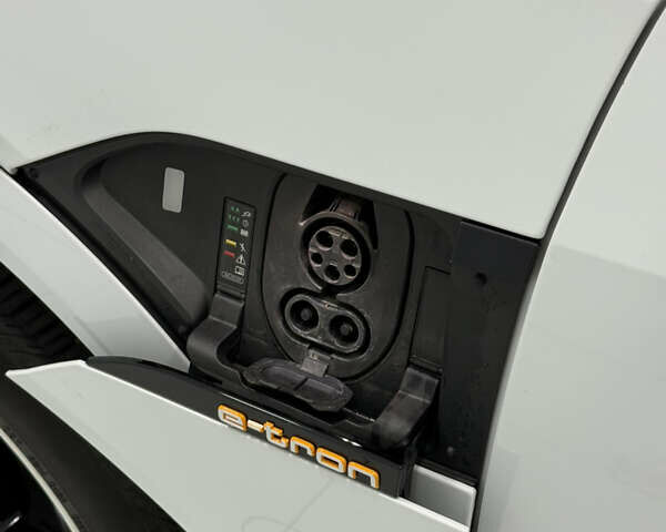 Белый Ауди E-Tron, объемом двигателя 0 л и пробегом 45 тыс. км за 34500 $, фото 9 на Automoto.ua