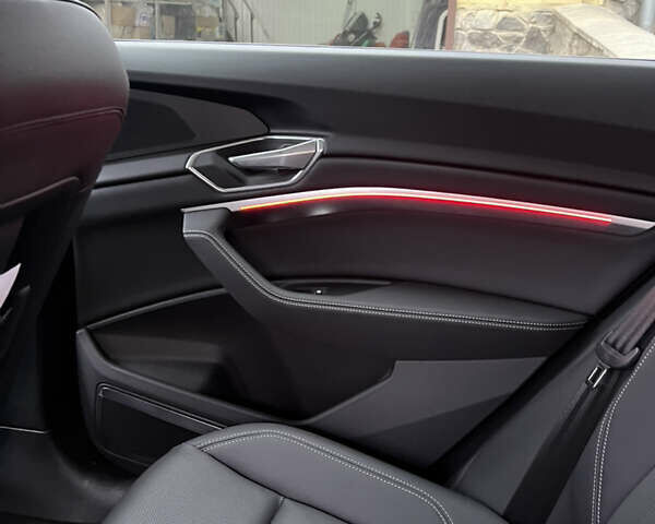 Белый Ауди E-Tron, объемом двигателя 0 л и пробегом 13 тыс. км за 49000 $, фото 11 на Automoto.ua