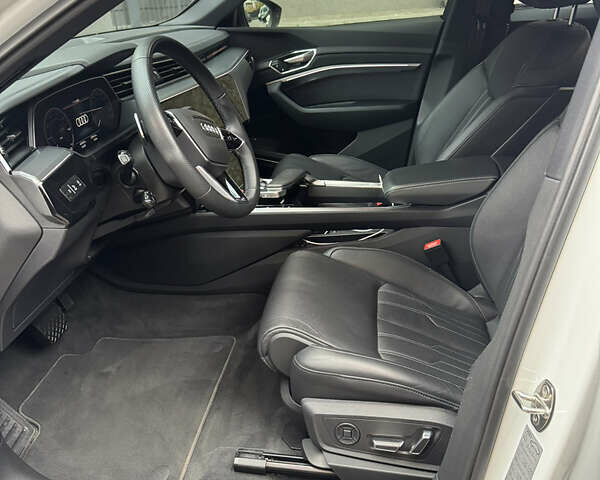 Белый Ауди E-Tron, объемом двигателя 0 л и пробегом 42 тыс. км за 50600 $, фото 13 на Automoto.ua