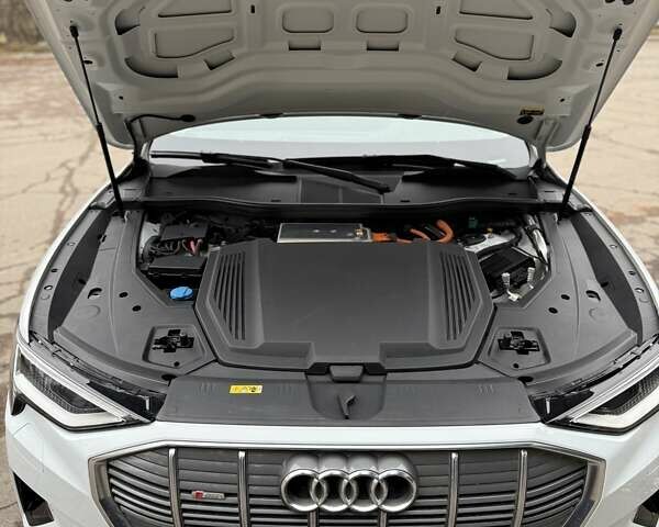 Белый Ауди E-Tron, объемом двигателя 0 л и пробегом 38 тыс. км за 38200 $, фото 35 на Automoto.ua