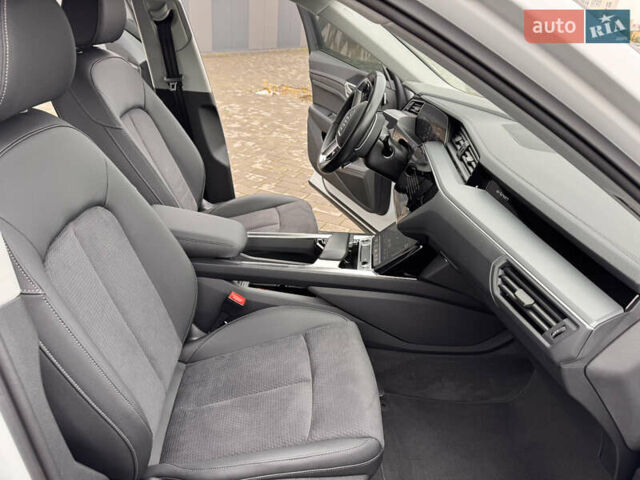 Белый Ауди E-Tron, объемом двигателя 0 л и пробегом 27 тыс. км за 38800 $, фото 19 на Automoto.ua