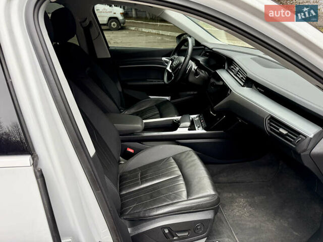 Белый Ауди E-Tron, объемом двигателя 0 л и пробегом 38 тыс. км за 38200 $, фото 25 на Automoto.ua