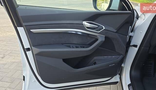 Белый Ауди E-Tron, объемом двигателя 0 л и пробегом 110 тыс. км за 37700 $, фото 54 на Automoto.ua