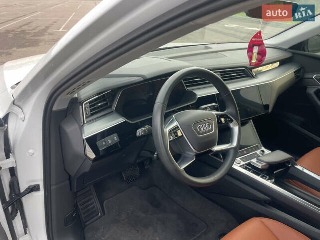 Білий Ауді E-Tron, об'ємом двигуна 0 л та пробігом 29 тис. км за 37999 $, фото 43 на Automoto.ua