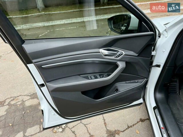 Белый Ауди E-Tron, объемом двигателя 0 л и пробегом 38 тыс. км за 38200 $, фото 19 на Automoto.ua