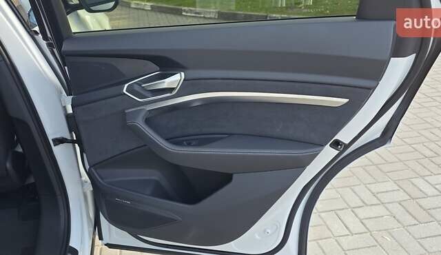 Белый Ауди E-Tron, объемом двигателя 0 л и пробегом 110 тыс. км за 37700 $, фото 68 на Automoto.ua