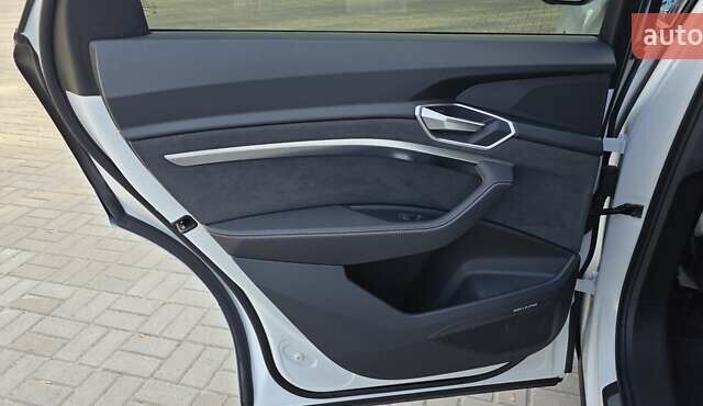 Белый Ауди E-Tron, объемом двигателя 0 л и пробегом 110 тыс. км за 37700 $, фото 65 на Automoto.ua