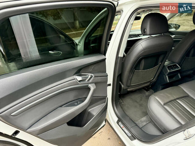 Белый Ауди E-Tron, объемом двигателя 0 л и пробегом 38 тыс. км за 38200 $, фото 26 на Automoto.ua