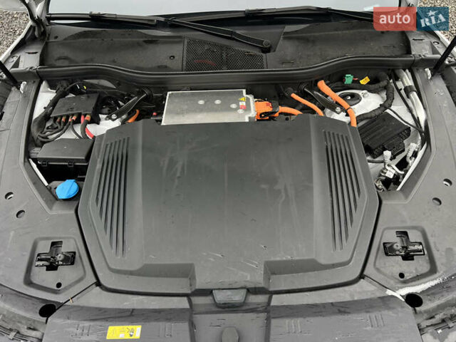 Білий Ауді E-Tron, об'ємом двигуна 0 л та пробігом 48 тис. км за 48798 $, фото 94 на Automoto.ua
