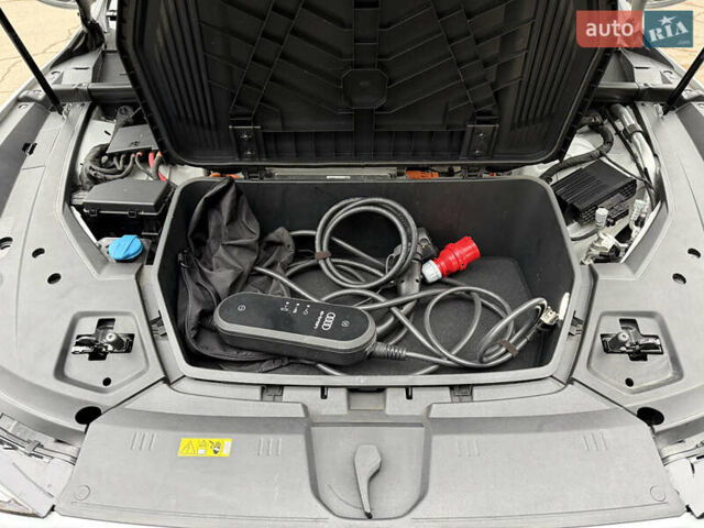 Белый Ауди E-Tron, объемом двигателя 0 л и пробегом 38 тыс. км за 38200 $, фото 33 на Automoto.ua