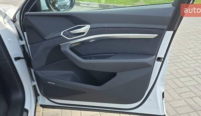 Белый Ауди E-Tron, объемом двигателя 0 л и пробегом 110 тыс. км за 37700 $, фото 71 на Automoto.ua