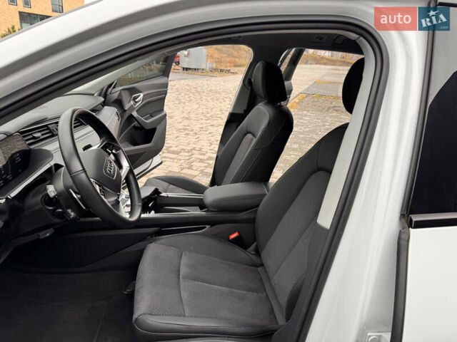 Белый Ауди E-Tron, объемом двигателя 0 л и пробегом 27 тыс. км за 38800 $, фото 30 на Automoto.ua