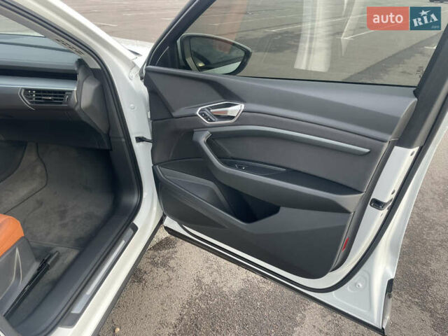 Білий Ауді E-Tron, об'ємом двигуна 0 л та пробігом 29 тис. км за 37999 $, фото 34 на Automoto.ua