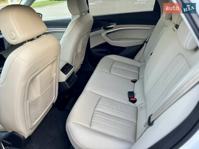 Белый Ауди E-Tron, объемом двигателя 0 л и пробегом 17 тыс. км за 47500 $, фото 12 на Automoto.ua