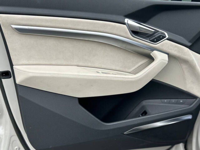 Бежевый Ауди E-Tron, объемом двигателя 95 л и пробегом 18 тыс. км за 46000 $, фото 6 на Automoto.ua