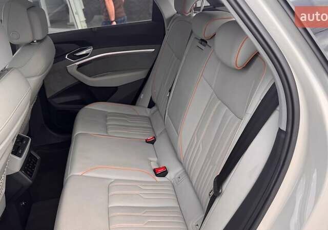 Бежевый Ауди E-Tron, объемом двигателя 0 л и пробегом 95 тыс. км за 36515 $, фото 18 на Automoto.ua