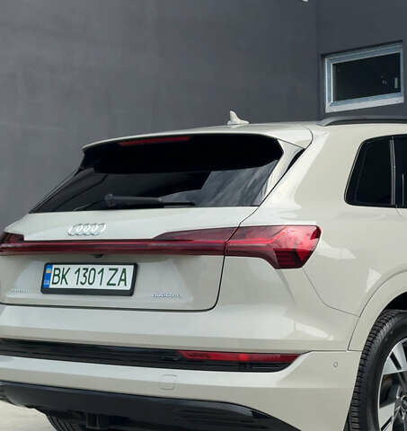 Бежевый Ауди E-Tron, объемом двигателя 0 л и пробегом 49 тыс. км за 34500 $, фото 4 на Automoto.ua