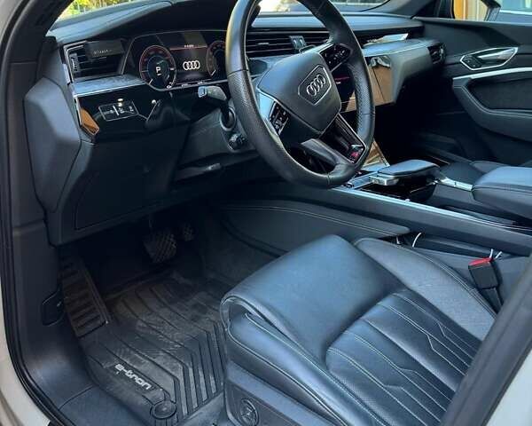 Бежевый Ауди E-Tron, объемом двигателя 0 л и пробегом 42 тыс. км за 51000 $, фото 28 на Automoto.ua