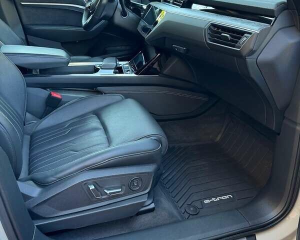 Бежевый Ауди E-Tron, объемом двигателя 0 л и пробегом 42 тыс. км за 51000 $, фото 32 на Automoto.ua