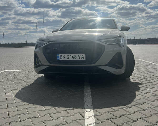 Бежевый Ауди E-Tron, объемом двигателя 0 л и пробегом 17 тыс. км за 50200 $, фото 1 на Automoto.ua