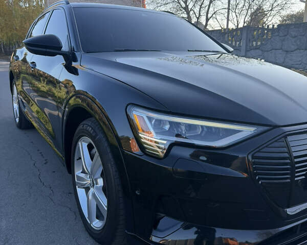 Чорний Ауді E-Tron, об'ємом двигуна 0 л та пробігом 85 тис. км за 34000 $, фото 2 на Automoto.ua