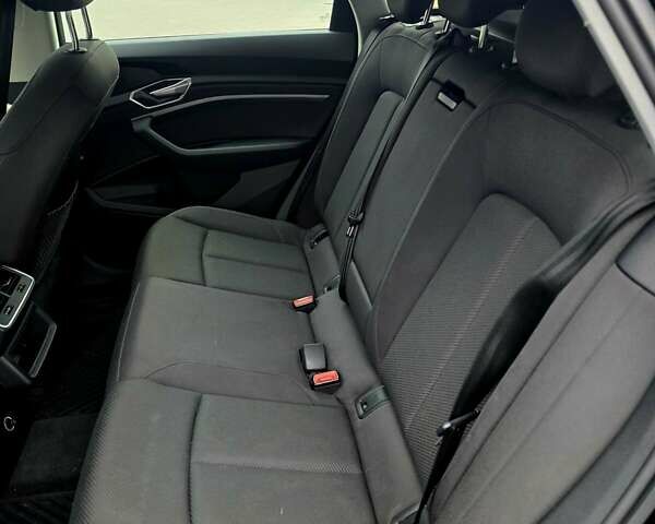 Чорний Ауді E-Tron, об'ємом двигуна 0 л та пробігом 135 тис. км за 22900 $, фото 32 на Automoto.ua