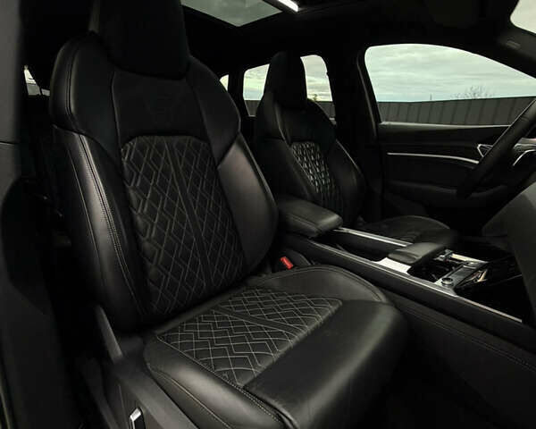 Чорний Ауді E-Tron, об'ємом двигуна 0 л та пробігом 162 тис. км за 28500 $, фото 59 на Automoto.ua