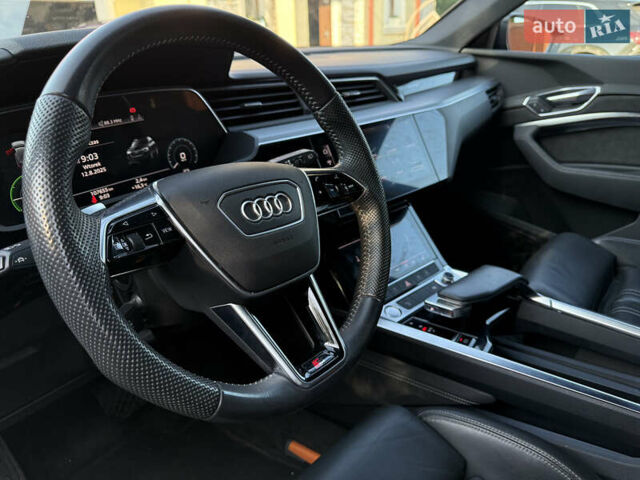 Чорний Ауді E-Tron, об'ємом двигуна 0 л та пробігом 99 тис. км за 28300 $, фото 7 на Automoto.ua