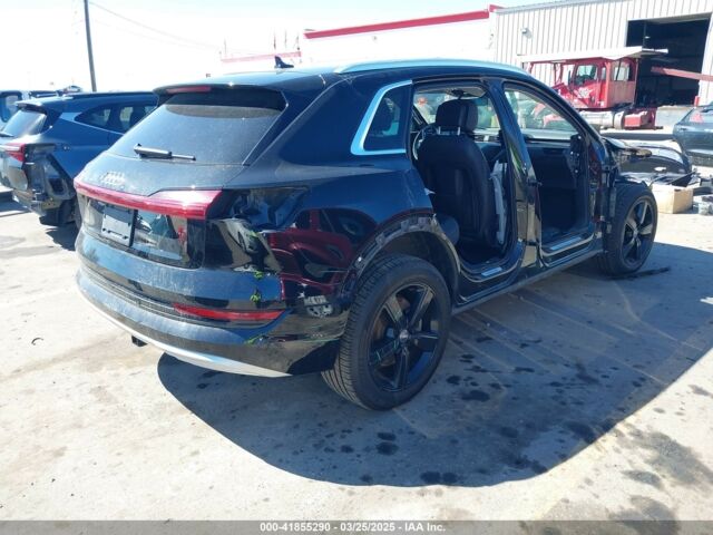 Черный Ауди E-Tron, объемом двигателя 0 л и пробегом 96 тыс. км за 18900 $, фото 5 на Automoto.ua