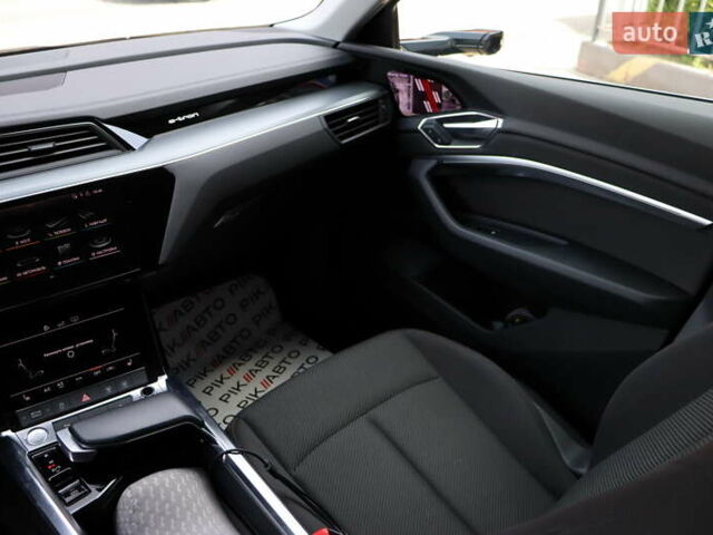 Чорний Ауді E-Tron, об'ємом двигуна 0 л та пробігом 86 тис. км за 29800 $, фото 41 на Automoto.ua