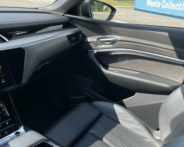 Чорний Ауді E-Tron, об'ємом двигуна 0 л та пробігом 81 тис. км за 39000 $, фото 19 на Automoto.ua