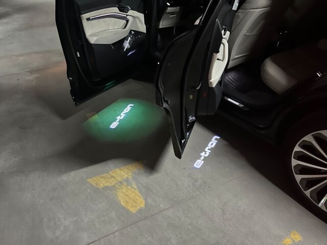 Чорний Ауді E-Tron, об'ємом двигуна 0 л та пробігом 31 тис. км за 32300 $, фото 6 на Automoto.ua