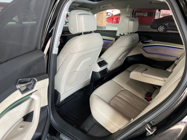 Чорний Ауді E-Tron, об'ємом двигуна 0 л та пробігом 31 тис. км за 32300 $, фото 4 на Automoto.ua