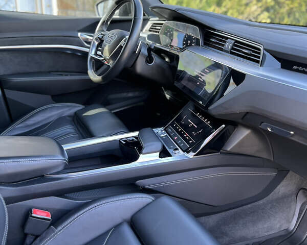 Ауді E-Tron 2019 у Тернополі на Automoto.ua Чорний Ауді E-Tron, об'ємом двигуна 0 л та пробігом 120 тис. км за 37000 $, фото 6 на Automoto.ua