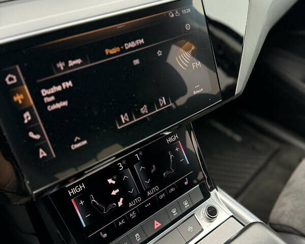 Чорний Ауді E-Tron, об'ємом двигуна 0 л та пробігом 142 тис. км за 23500 $, фото 23 на Automoto.ua