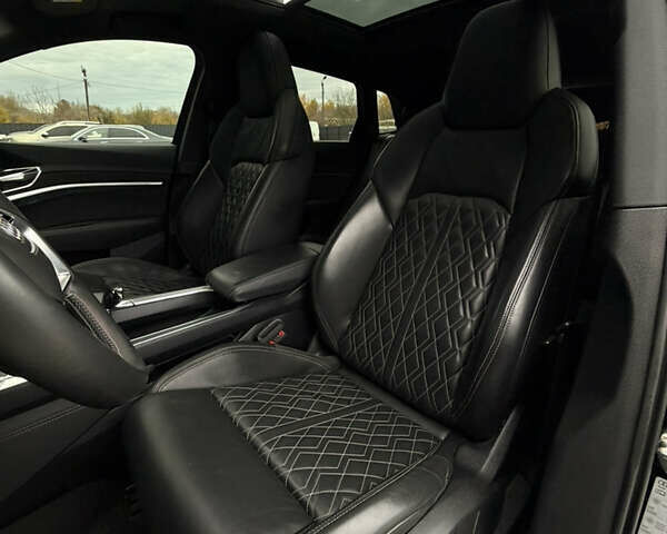 Чорний Ауді E-Tron, об'ємом двигуна 0 л та пробігом 162 тис. км за 28500 $, фото 58 на Automoto.ua