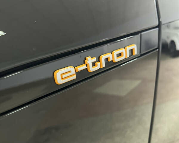 Чорний Ауді E-Tron, об'ємом двигуна 0 л та пробігом 66 тис. км за 27800 $, фото 16 на Automoto.ua