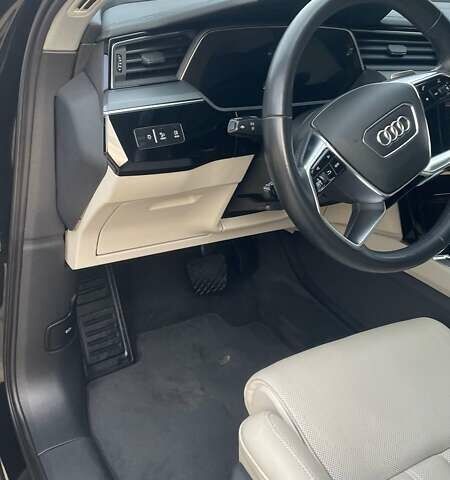 Чорний Ауді E-Tron, об'ємом двигуна 0 л та пробігом 137 тис. км за 27500 $, фото 7 на Automoto.ua