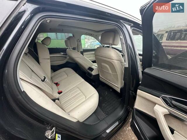 Чорний Ауді E-Tron, об'ємом двигуна 0 л та пробігом 97 тис. км за 19000 $, фото 5 на Automoto.ua