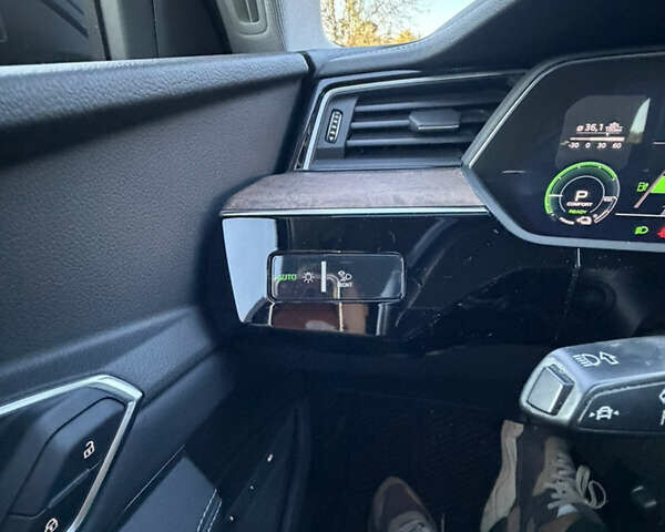 Чорний Ауді E-Tron, об'ємом двигуна 0 л та пробігом 85 тис. км за 34000 $, фото 9 на Automoto.ua