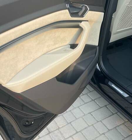 Чорний Ауді E-Tron, об'ємом двигуна 0 л та пробігом 137 тис. км за 27500 $, фото 3 на Automoto.ua