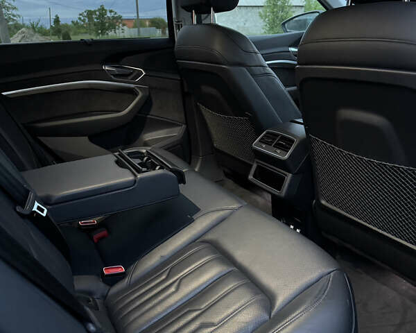 Чорний Ауді E-Tron, об'ємом двигуна 0 л та пробігом 95 тис. км за 32500 $, фото 15 на Automoto.ua