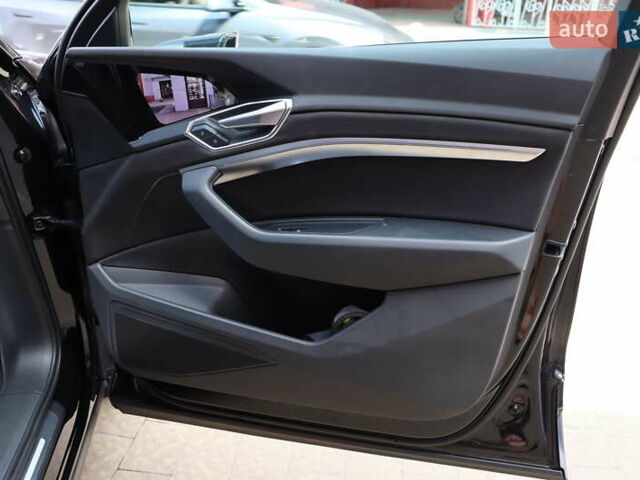 Чорний Ауді E-Tron, об'ємом двигуна 0 л та пробігом 86 тис. км за 29800 $, фото 50 на Automoto.ua