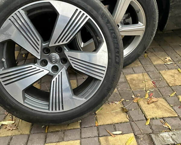 Ауді E-Tron 2019 у Ирпене на Automoto.ua Чорний Ауді E-Tron, об'ємом двигуна 0 л та пробігом 71 тис. км за 38300 $, фото 29 на Automoto.ua