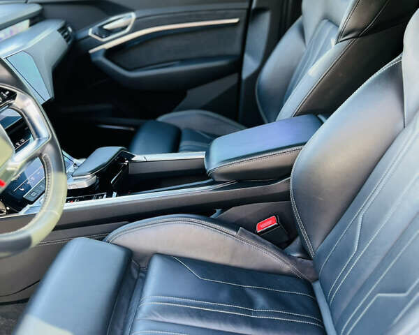 Ауді E-Tron 2019 у Тернополі на Automoto.ua Чорний Ауді E-Tron, об'ємом двигуна 0 л та пробігом 120 тис. км за 37000 $, фото 9 на Automoto.ua