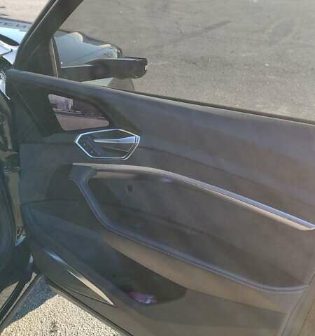 Черный Ауди E-Tron, объемом двигателя 0 л и пробегом 81 тыс. км за 47900 $, фото 4 на Automoto.ua