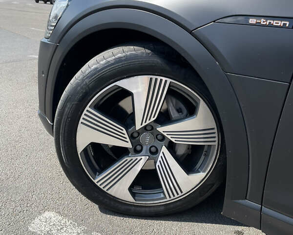 Чорний Ауді E-Tron, об'ємом двигуна 0 л та пробігом 81 тис. км за 39000 $, фото 24 на Automoto.ua