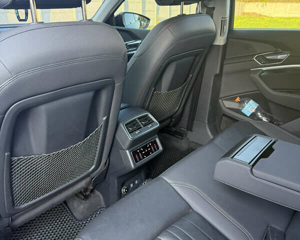 Чорний Ауді E-Tron, об'ємом двигуна 0 л та пробігом 85 тис. км за 34000 $, фото 8 на Automoto.ua